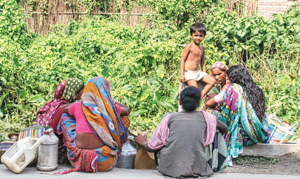 দীর্ঘ অপেক্ষা পানীয় জলের জন্য। শিকারপুরে। — নিজস্ব চিত্র