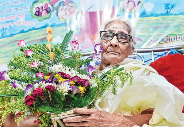 Birthday celebration of a 100 year old woman in Krishnanagar