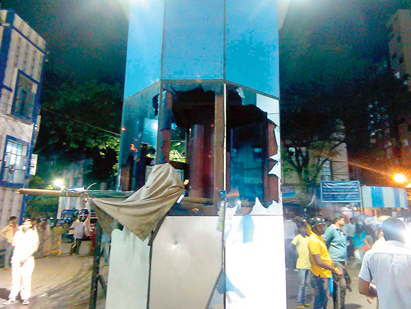 Angry people vandalized RG Kar medical shop on the issue of death of patient 