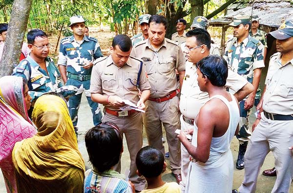 পরিচয়পত্র খতিয়ে দেখছেন আধিকারিকেরা। নিজস্ব চিত্র।