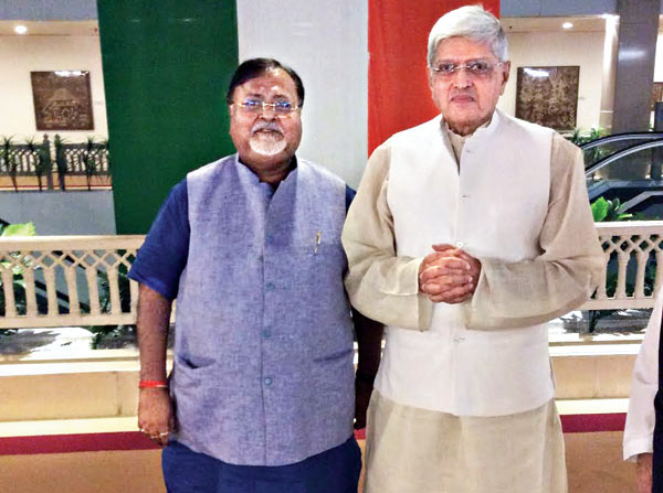 Gopalkrishna Gandhi receives award