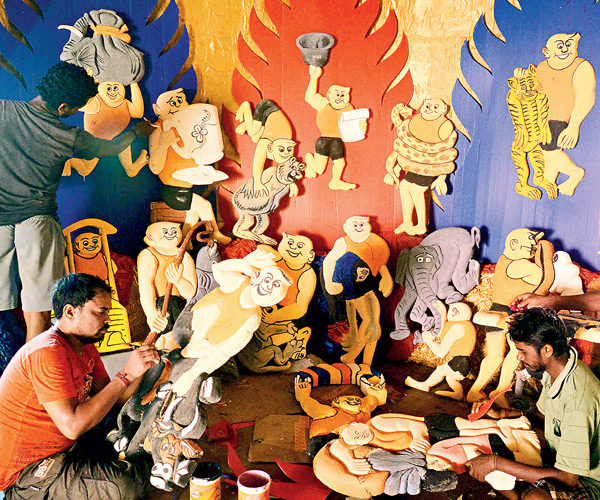 বাঁটুলে কেরামতি। মেদিনীপুরে অশোকনগর সর্বজনীনের মণ্ডপে। ছবি: সৌমেশ্বর মণ্ডল।