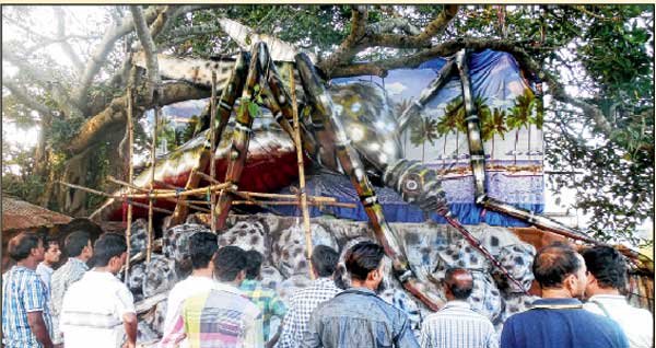 ঘাটালের শ্রীপুরে একটি পুজোর থিম ‘ডেঙ্গির মশা’। ডেঙ্গি রোধে হবে প্রচারও। — নিজস্ব চিত্র।