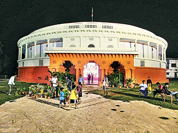 Pandal made like the parliament, people crowd increases