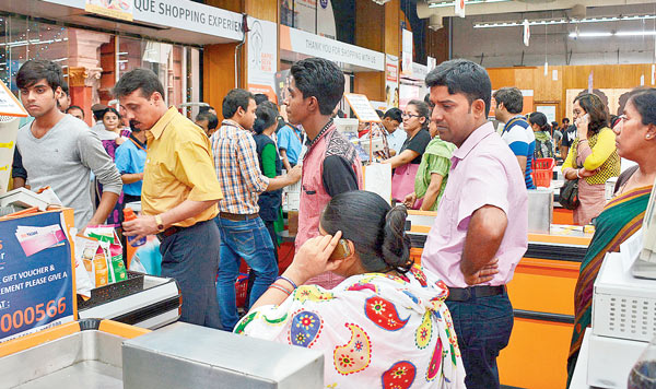 discontinuation of 500, 1000 rupees create big trouble even at malls 