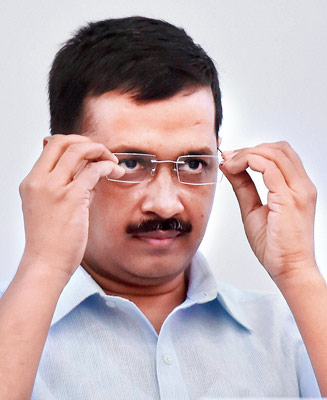 Again PM Modi's photo in advertisement, attacks Kejriwal