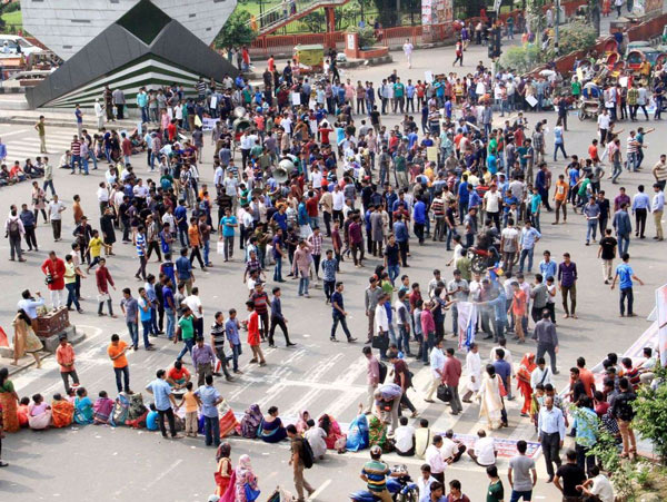 Students block Shahbag against the violence at Brahmanbaria bng dgtl