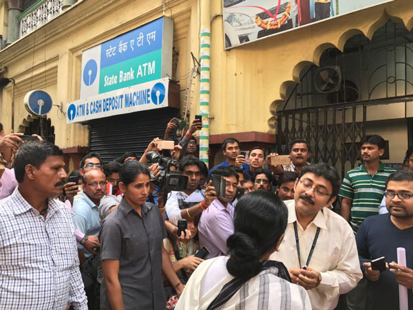 'Don't accept Rs. 2000 Notes, ask for hundreds', Mamata advises while roaming from bank to bank dgtl