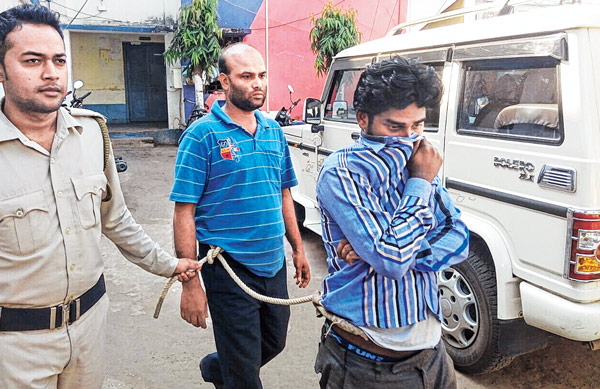 Three people are arrested for selling fake sim cards