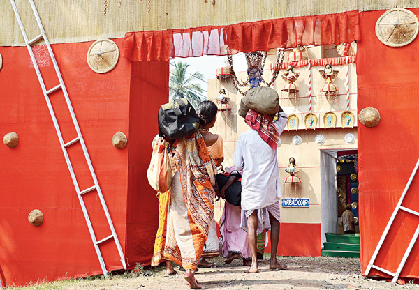 রাস দেখতে পর্যটকের আনাগোনা নবদ্বীপে। সুদীপ ভট্টাচার্যের তোলা ছবি।