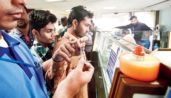 fish sellers refuse to take banned currency