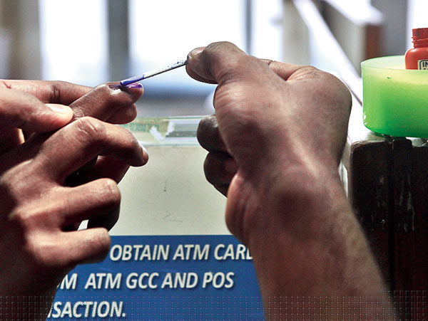 inking the fingers on exchanging banned currency but the process is missing in kolkata