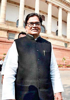 Mulayam reinstates Ramgopal Yadav in SP
