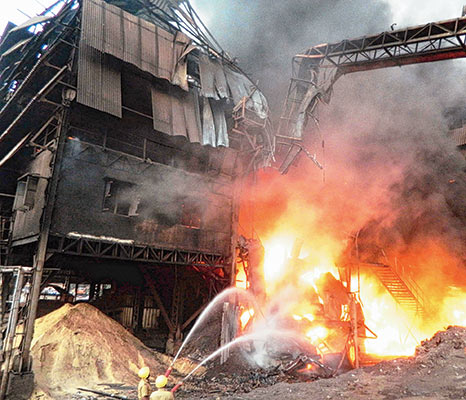 Fire panic is spreading in a factory at Palitpur