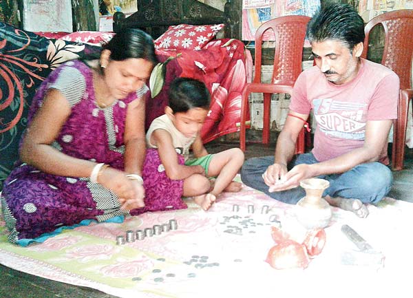 শেষ পর্যন্ত ভাঙতে হল লক্ষ্মীর ভাঁড়ও। নিজস্ব চিত্র।