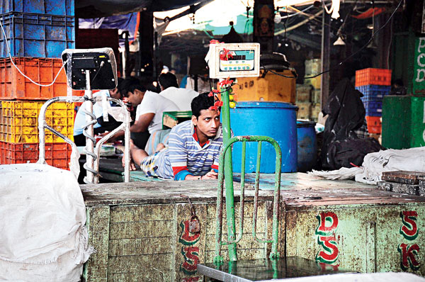 খদ্দেরের অপেক্ষায়। পাতিপুকুর মাছ বাজারে, শনিবার।  ছবি: স্বাতী চক্রবর্তী।