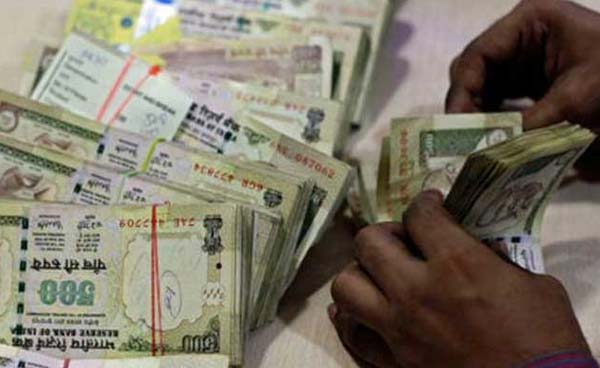 Four armed men leave bank with outlawed 500 and 1,000 rupee notes amounting 11 lakhs dgtl