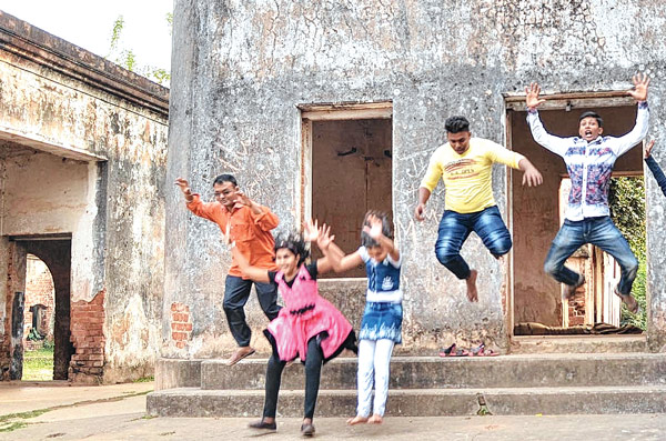 A theatre team is facing problem at Jhargram for demonetisation