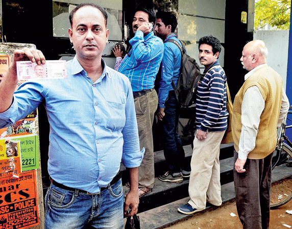 People denied to take 2000 rupee note