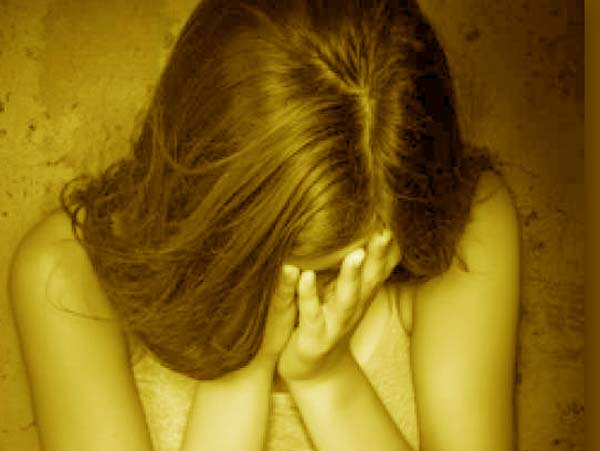 Young girl arrested for carrying 6 costly mobile phones