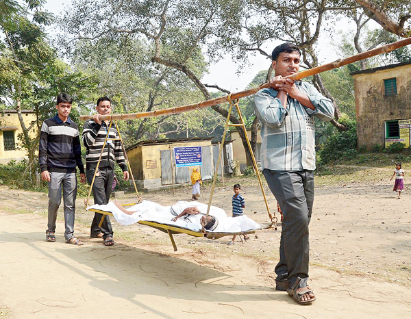 স্বাস্থ্যকেন্দ্রে পৌঁছতে ডুলি-পালকিই যখন অ্যাম্বুল্যান্স। 
