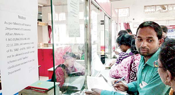Post office authorities stopped taking old 500 and 1000 rs notes