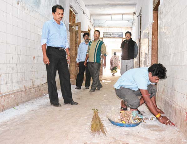 Hospital super locks kitchen for its uncleanliness