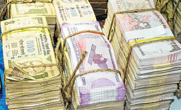 Passenger arrested with 41 lakhs of rupees of banned currency