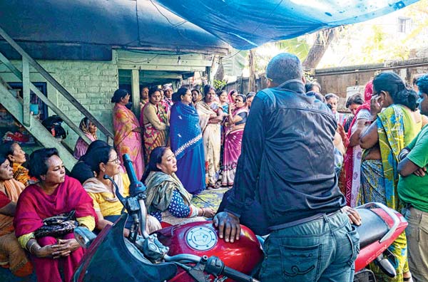 শোকার্ত পরিজন। শিলিগুড়ির প্রণামী মন্দির রোডের বাড়িতে। — সন্দীপ পাল   