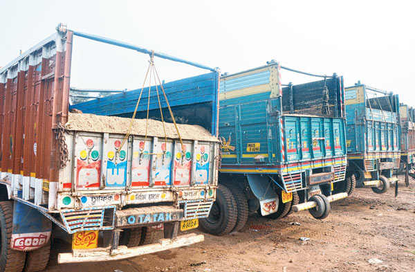 14 sand carrying lorry seized in Arambagh