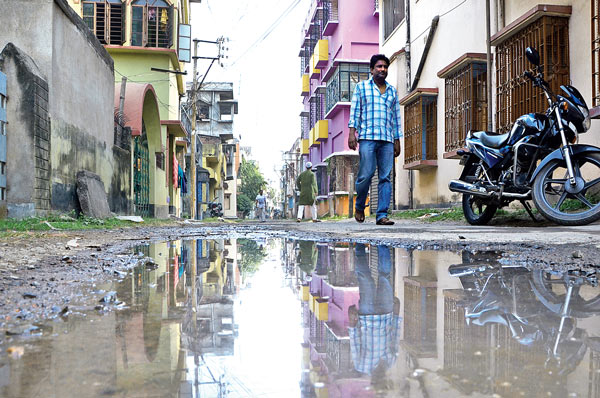নিকাশি নালা উপচে রাস্তায় উঠে এসেছে নোংরা জল। ভাকুড়িতে তোলা নিজস্ব চিত্র

