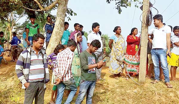 ঘটনাস্থলে ভিড়। নিজস্ব চিত্র