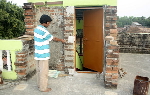 Finger prints on wall helped to catch the murderer