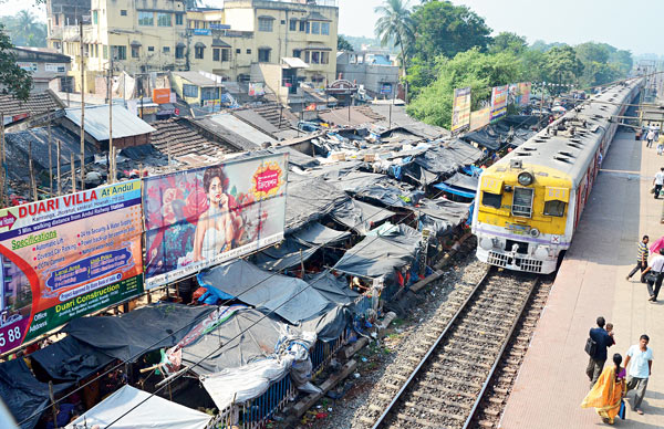 Illegal Market Running Dangerously at Uluberia Station