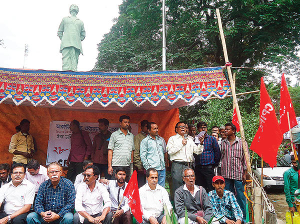 নোট-বাতিলে প্রতিবাদ বামপন্থীদের। শিলচরে। ছবি: স্বপন রায়