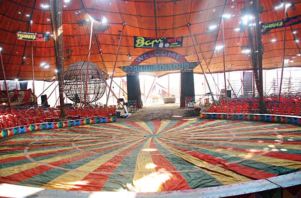 Daily shows of a circus at Katwa is becoming problematic for demonetisation