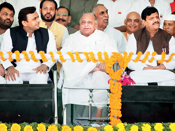 Mulayam singh Yadav, Shivpal Yadav send Samajwadi Party unity message at Akhilesh's rath yatra