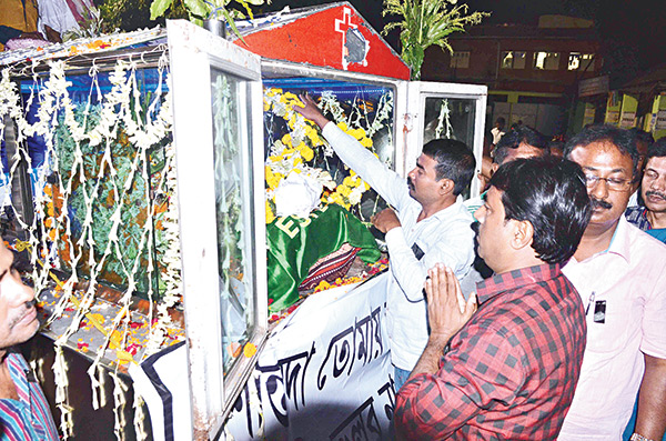 City gets indulge int to the last rites of senior Congress leader Prasanta Nandi