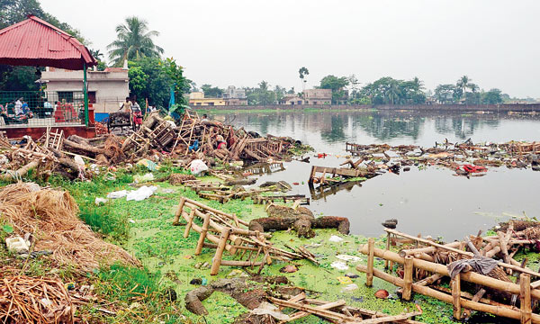 এমনই হাল। শুক্রবার, মধ্যমগ্রামের আবদালপুর বড়পুকুরে।— সুদীপ ঘোষ