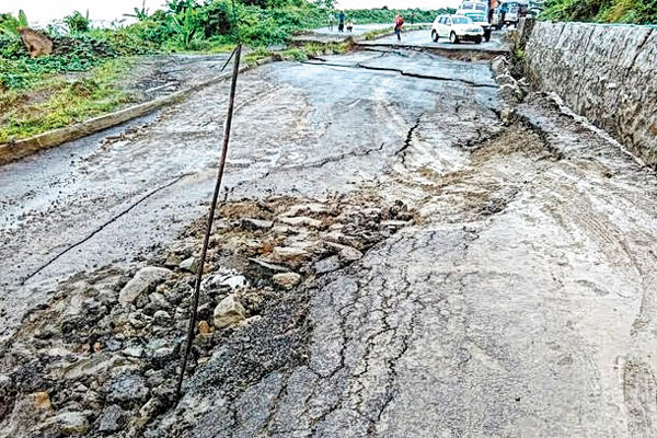 বৃষ্টির জলের স্রোতে ভেঙেছে সড়ক। ডিমা হাসাওয়ে। ছবি: বিপ্লব দেব।