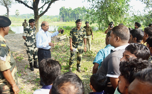 গ্রামবাসীদের সঙ্গে আলোচনা করছেন কেন্দ্রীয় প্রতিনিধি দল। নিজস্ব চিত্র।