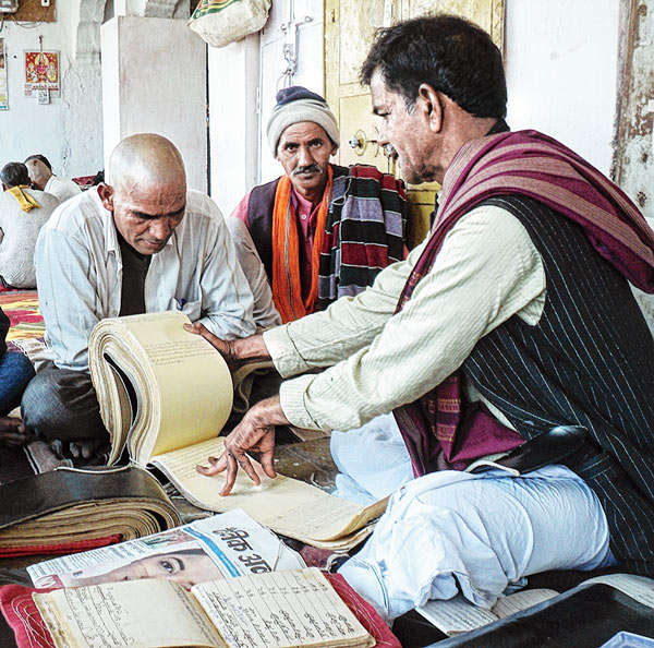 পান্ডার খাতা। উজ্জয়িনী। ছবি: শেখর ভৌমিক

