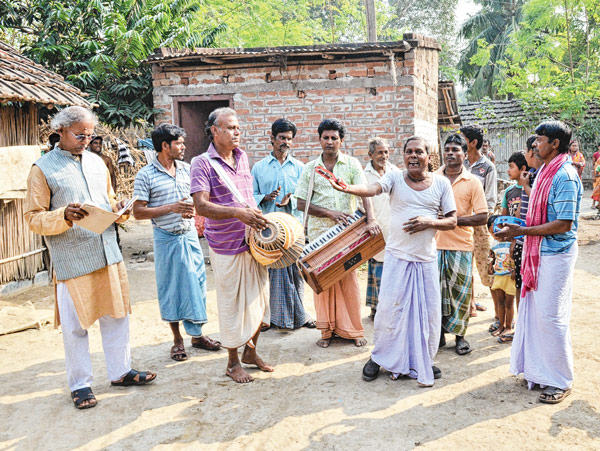 কৃষ্ণনগরে হোলুই গানের আসর। ছবি: সুদীপ ভট্টাচার্য।