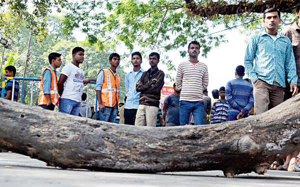 Man died in an accident: Road Blockade