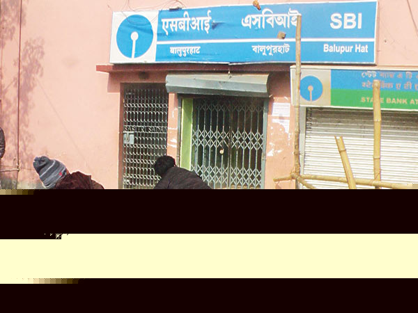 Vandalism in a bank by customers after not getting money 