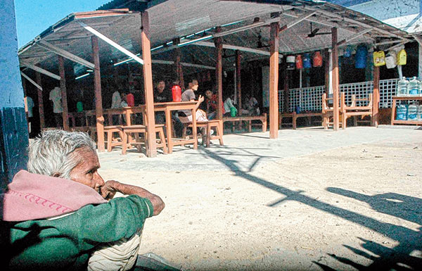 ভরদুপুরেও আগে ভরা থাকত। এখন এমনই ফাঁকা ঝাঝাঙ্গির ধাবা।  ছবি: দীপঙ্কর ঘটক।