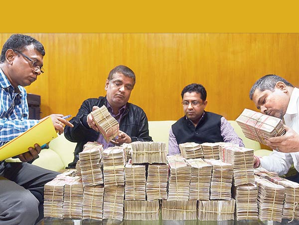 Income Tax officers recovered four crores of banned note from businessman