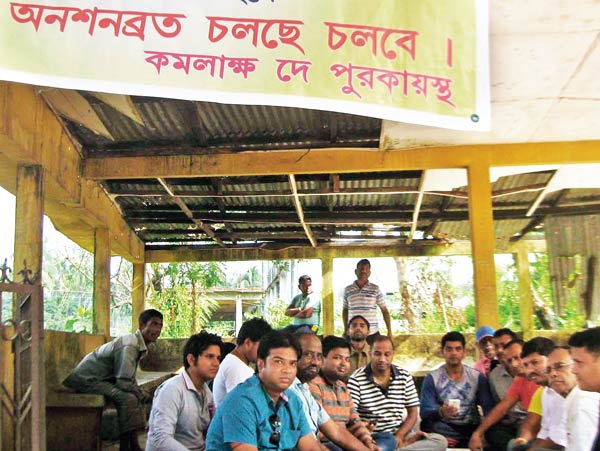 বাগান শ্রমিকদের মজুরি দেওয়ার দাবিতে অনশনে কমলাক্ষ দে পুরকায়স্থ। শুক্রবার। ছবি: উত্তম মুহরী।

