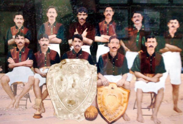 ঐতিহাসিক। ১৯১১-র আইএফএ শিল্ডজয়ী মোহনবাগান ফুটবল দল।
