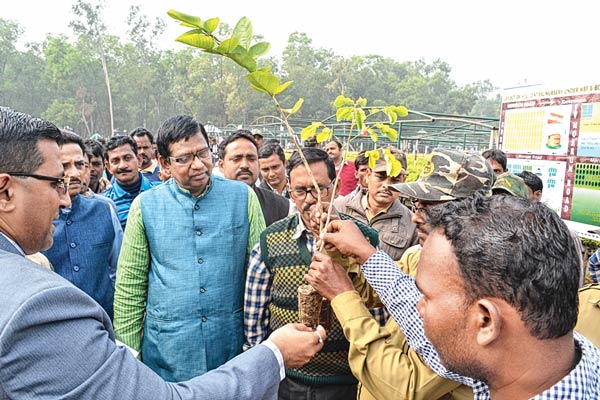 হিজলি ইকো পার্কে বনমন্ত্রী।— নিজস্ব চিত্র।